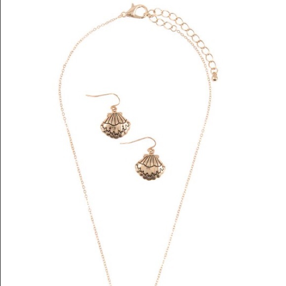 Antique Gold Seashell Necklace & Earrings Set - Picture 2 of 2